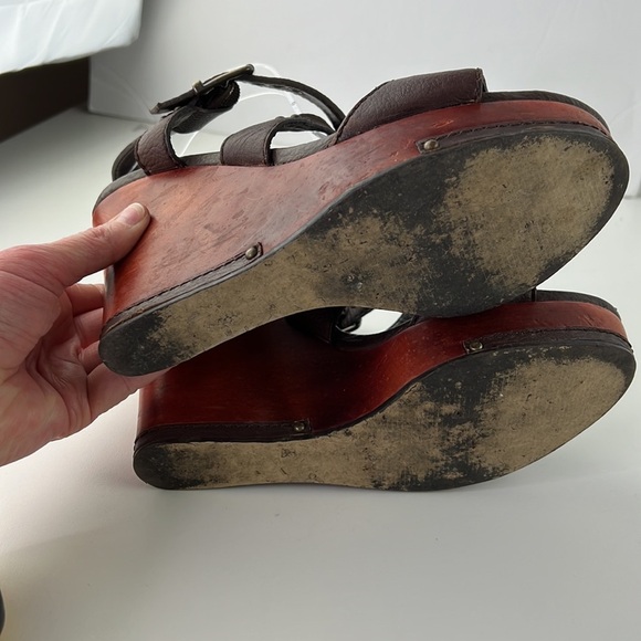 Le Chateau brown leather strappy wedges - Picture 6 of 11